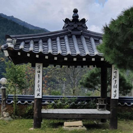 Gangneung Wangsangoal Hanok Pension Экстерьер фото