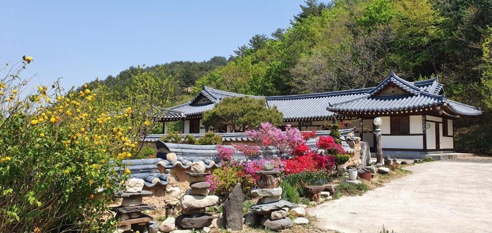 Gangneung Wangsangoal Hanok Pension Экстерьер фото