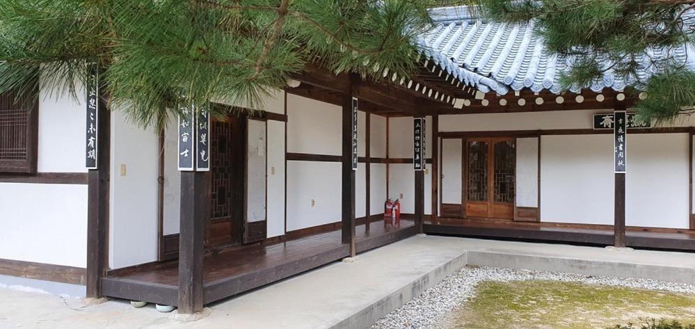 Gangneung Wangsangoal Hanok Pension Экстерьер фото